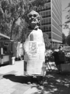 Treffpunkt der Peng! Impro-Stadt-Führung: die Paul-Wulf-Statue auf dem Servatiiplatz in Münster